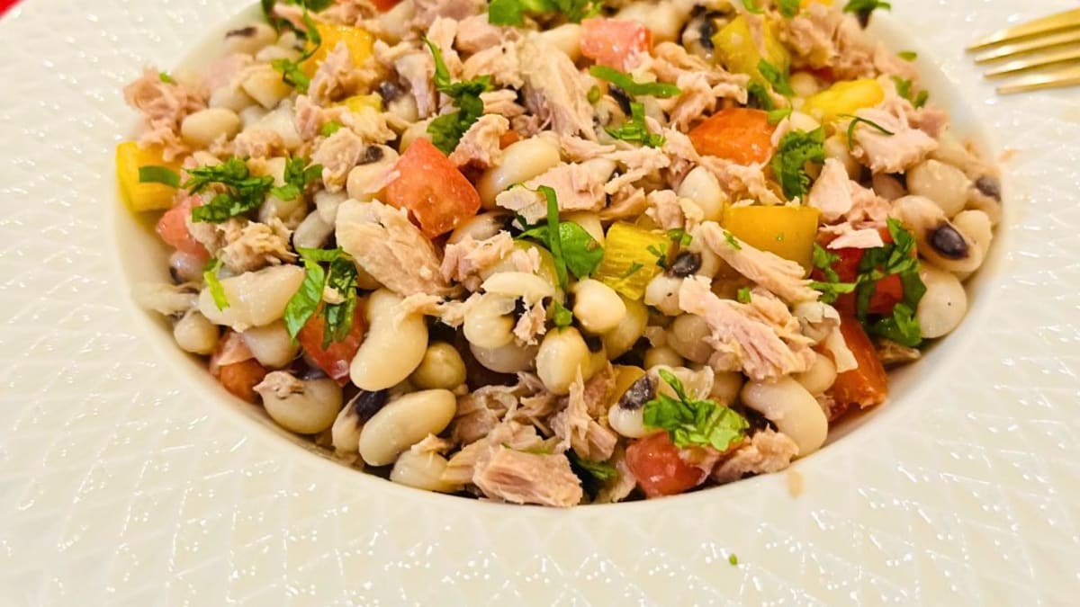 Imagem ilustrativa da receita Salada de atum com feijão fradinho