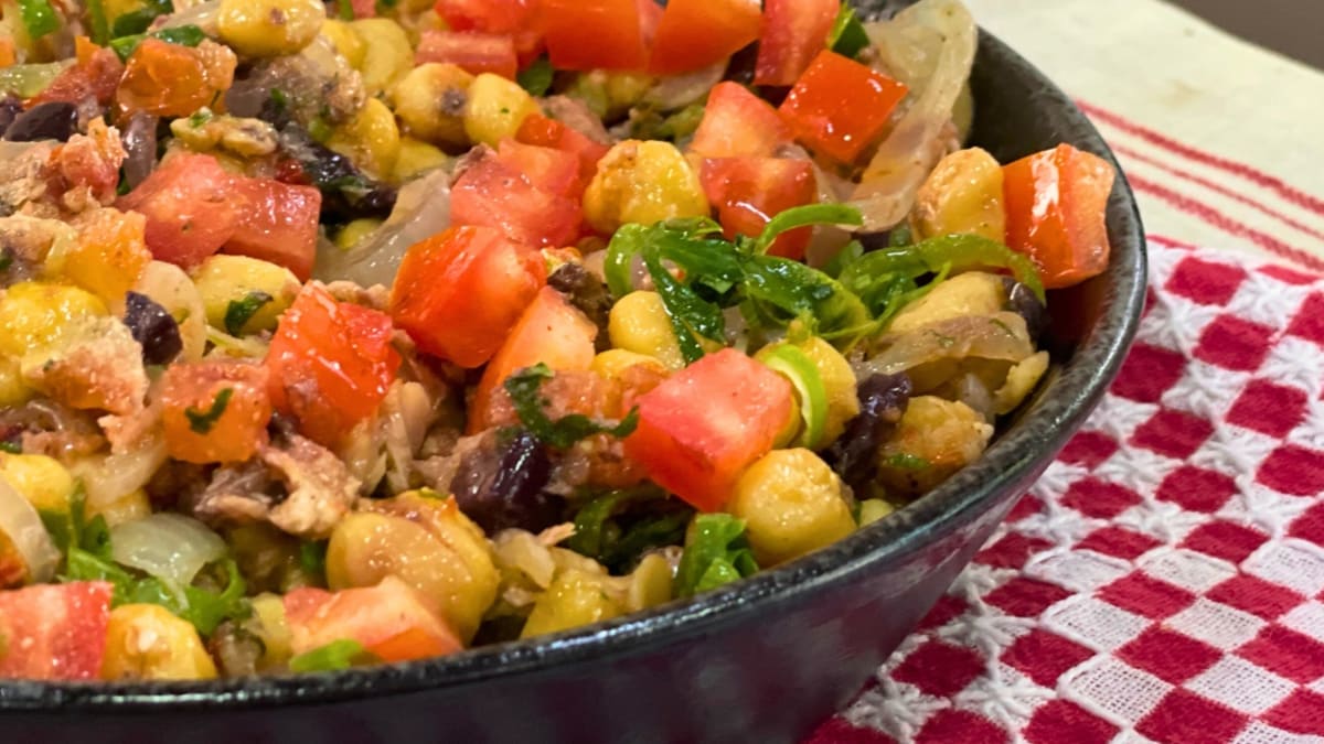 Imagem ilustrativa da receita SALADA DE GRÃO DE BICO COM SARDINHA