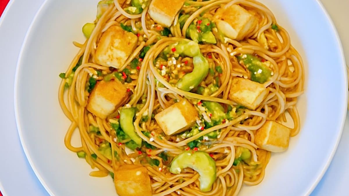 Imagem ilustrativa da receita SALADA DE MACARRÃO ORIENTAL COM TOFU E GERGELIM