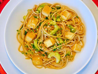 Imagem ilustrativa da receita SALADA DE MACARRÃO ORIENTAL COM TOFU E GERGELIM
