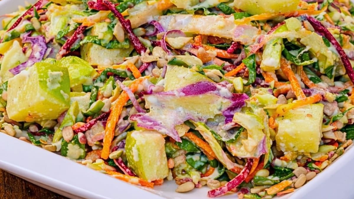 Imagem ilustrativa da receita SALADA DE REPOLHO COM MAÇÃ E MOLHO CREMOSO