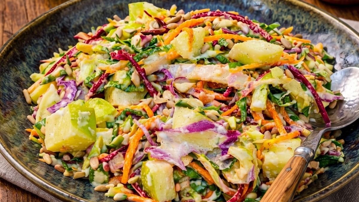 Imagem ilustrativa da receita SALADA DE REPOLHO COM MAÇÃ E MOLHO CREMOSO