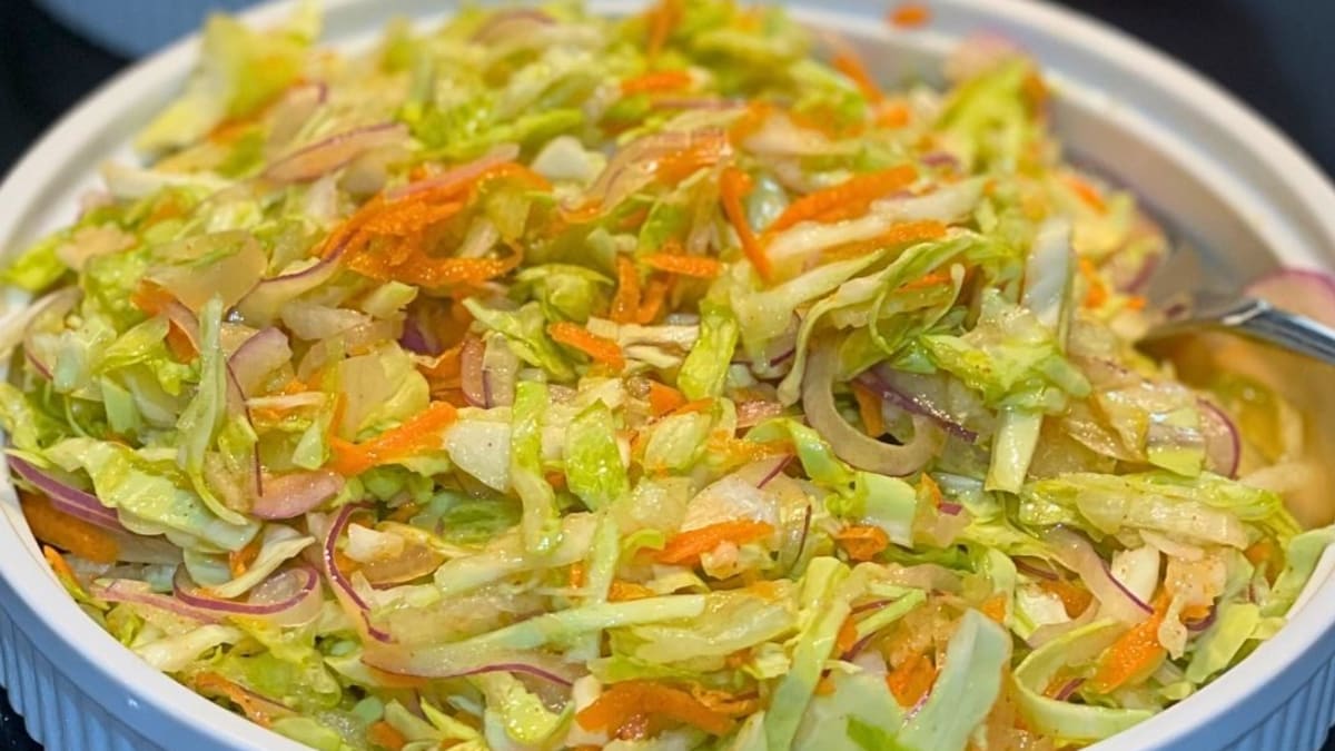 Imagem ilustrativa da receita SALADA DE REPOLHO COM VINAGRETE E CHIPS DE PASTEL