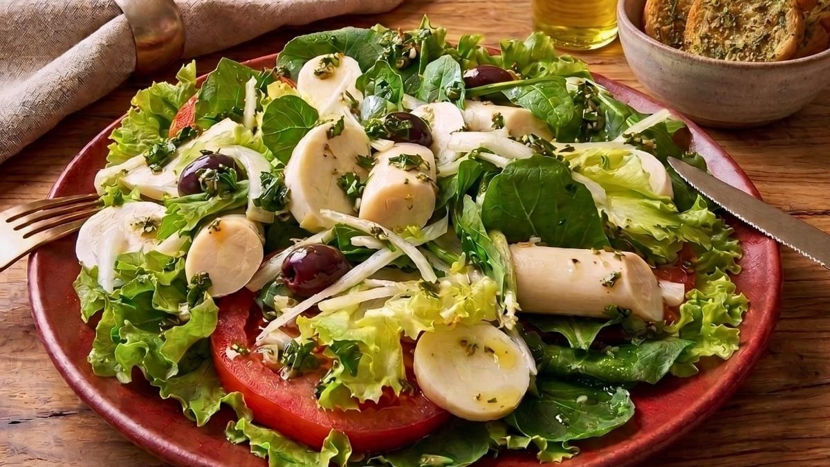 Imagem ilustrativa da receita SALADA ITALIANA DE CANTINA COM TORRADAS DE ALHO