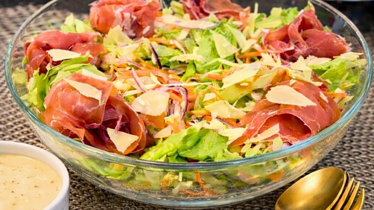 Imagem ilustrativa da receita SALADA JULIANA COM PARMESÃO E PRESUNTO CRU
