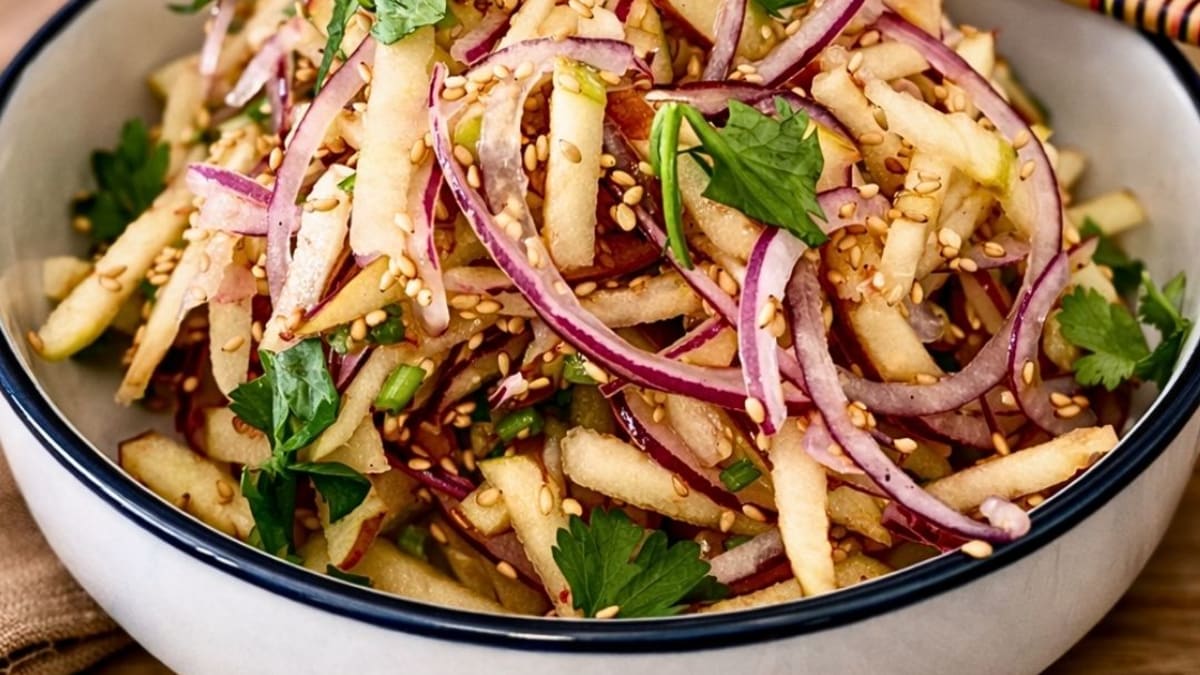 Imagem ilustrativa da receita SALADA ORIENTAL DE MAÇÃ E CEBOLA ROXA