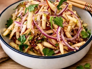 Imagem ilustrativa da receita SALADA ORIENTAL DE MAÇÃ E CEBOLA ROXA