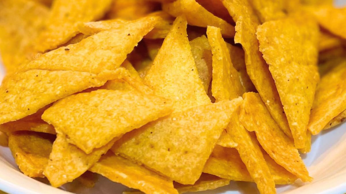 Imagem ilustrativa da receita SALGADINHO DE MILHO SEM TRIGO (TIPO DORITOS OU TORTILLA CHIPS)