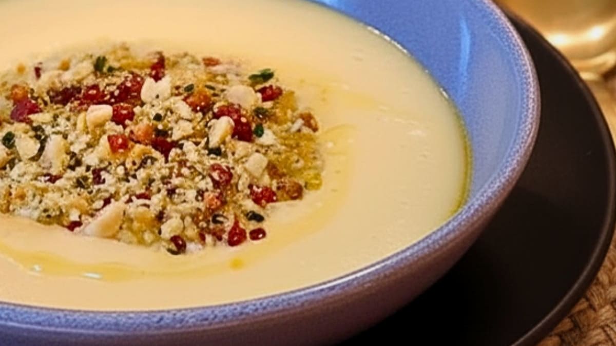 Imagem ilustrativa da receita SOPA CREMOSA DE MANDIOCA COM FAROFA CROCANTE
