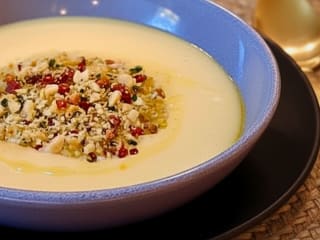 Imagem ilustrativa da receita SOPA CREMOSA DE MANDIOCA COM FAROFA CROCANTE