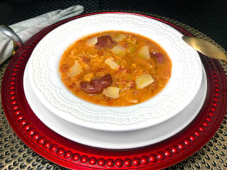 Imagem ilustrativa da receita SOPA CREMOSA DE TOMATES COM LINGUIÇA E REPOLHO