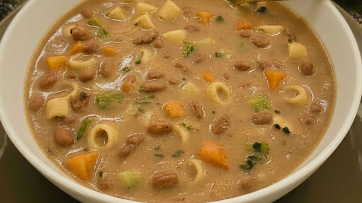 Imagem ilustrativa da receita SOPA DE FEIJÃO CREMOSA COM LEGUMES FRESCOS