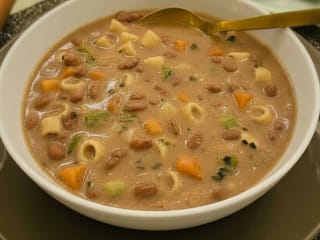 Imagem ilustrativa da receita SOPA DE FEIJÃO CREMOSA COM LEGUMES FRESCOS