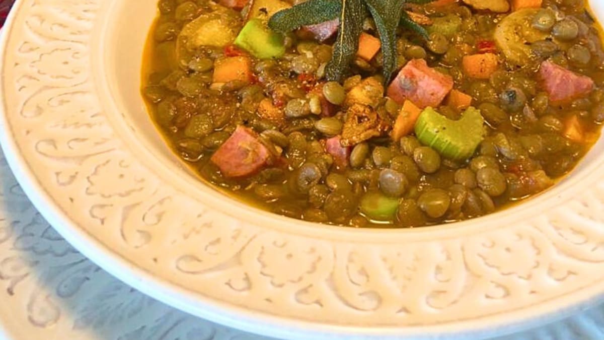 Imagem ilustrativa da receita SOPA DE LENTILHA COM LINGUIÇA E SÁLVIA