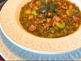 Imagem ilustrativa da receita SOPA DE LENTILHA COM LINGUIÇA E SÁLVIA