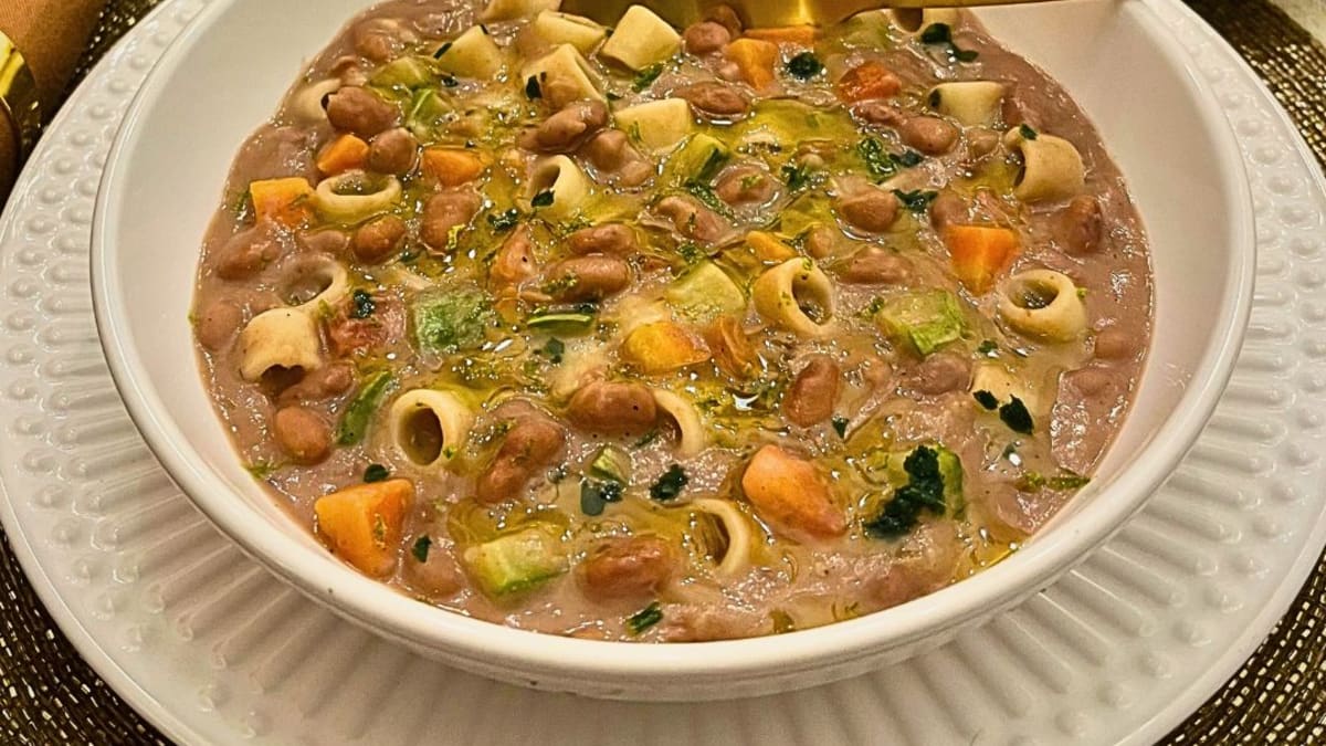 Imagem ilustrativa da receita SOPA DE FEIJÃO CREMOSA COM LEGUMES FRESCOS
