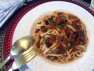 Imagem ilustrativa da receita SPAGHETTI À “PUTANESCA” COM ALCAPARRAS E AZEITONAS