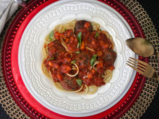 Imagem ilustrativa da receita SPAGHETTI COM ALMÔNDEGAS VEGANAS DE FEIJÃO