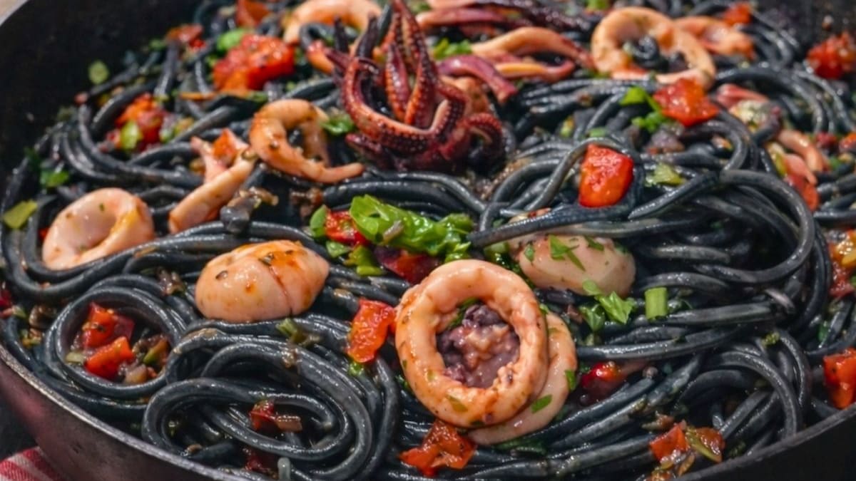 Imagem ilustrativa da receita SPAGHETTI NERO COM LULA E TOMATE FRESCO