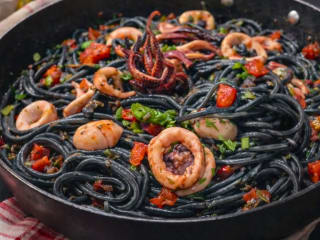 Imagem ilustrativa da receita SPAGHETTI NERO COM LULA E TOMATE FRESCO