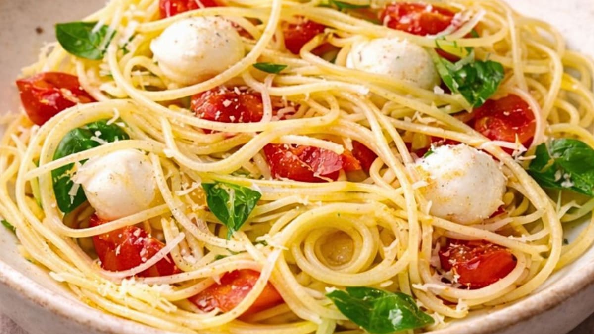 Imagem ilustrativa da receita SPAGHETTI CAPRESE COM TOMATINHOS E MUÇARELA DE BÚFALA