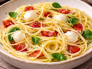 Imagem ilustrativa da receita SPAGHETTI CAPRESE COM TOMATINHOS E MUÇARELA DE BÚFALA