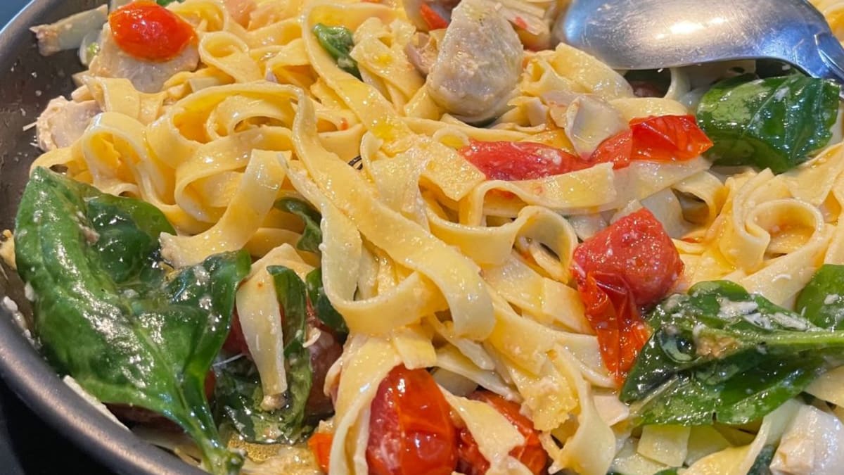 Imagem ilustrativa da receita TALHARIM COM ALCACHOFRA, TOMATINHOS E ESPINAFRE