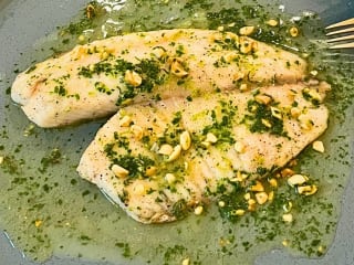 Imagem ilustrativa da receita TILÁPIA ASSADA COM MANTEIGA E ERVAS