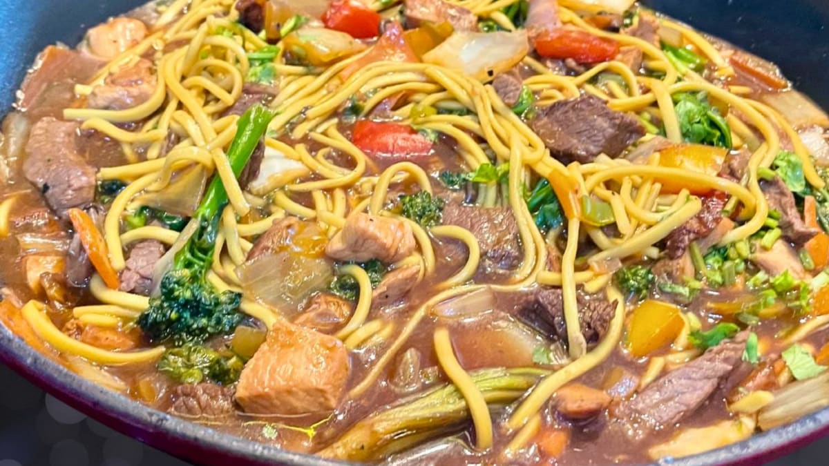 Imagem ilustrativa da receita YAKISOBA DE CARNE E FRANGO COM SOBRAS