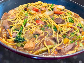 Imagem ilustrativa da receita YAKISOBA DE CARNE E FRANGO COM SOBRAS