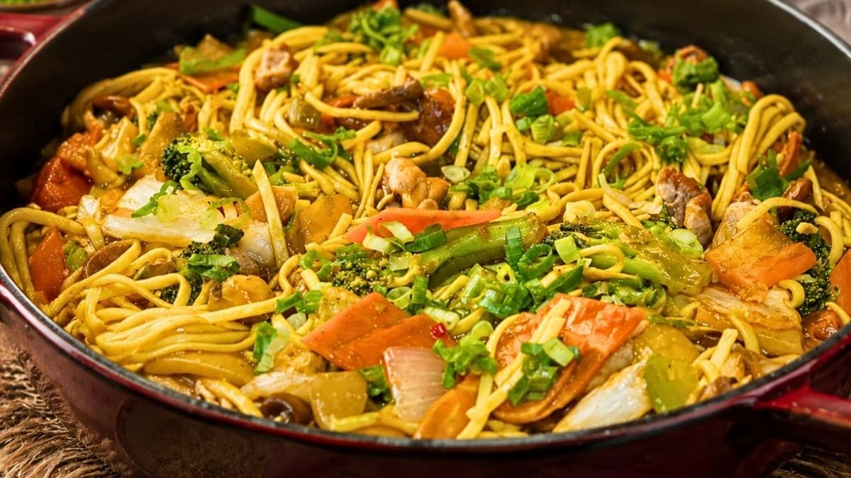 Imagem ilustrativa da receita YAKISOBA DE FRANGO COM LEGUMES CROCANTES