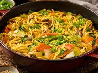 Imagem ilustrativa da receita YAKISOBA DE FRANGO COM LEGUMES CROCANTES